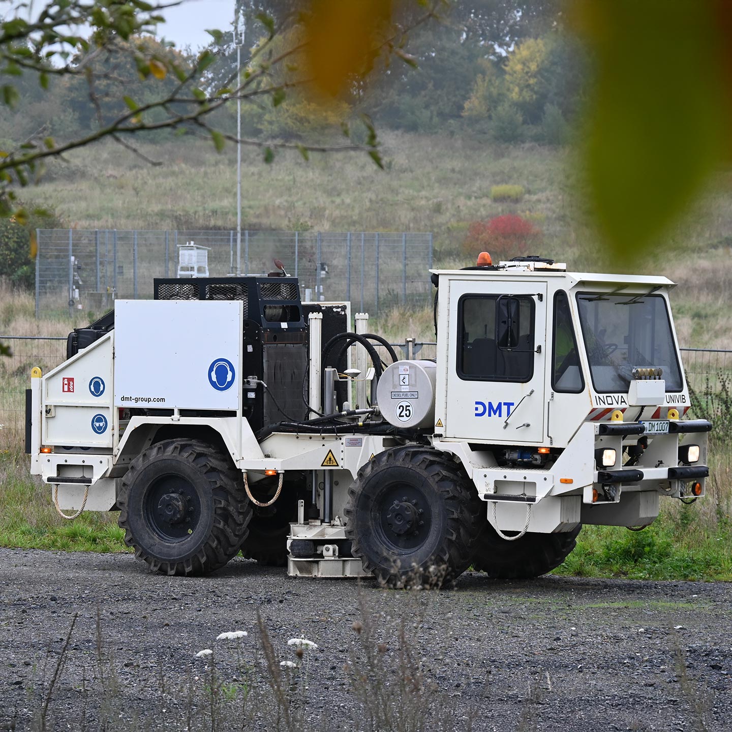 Vibrotruck mit Rüttelplatte