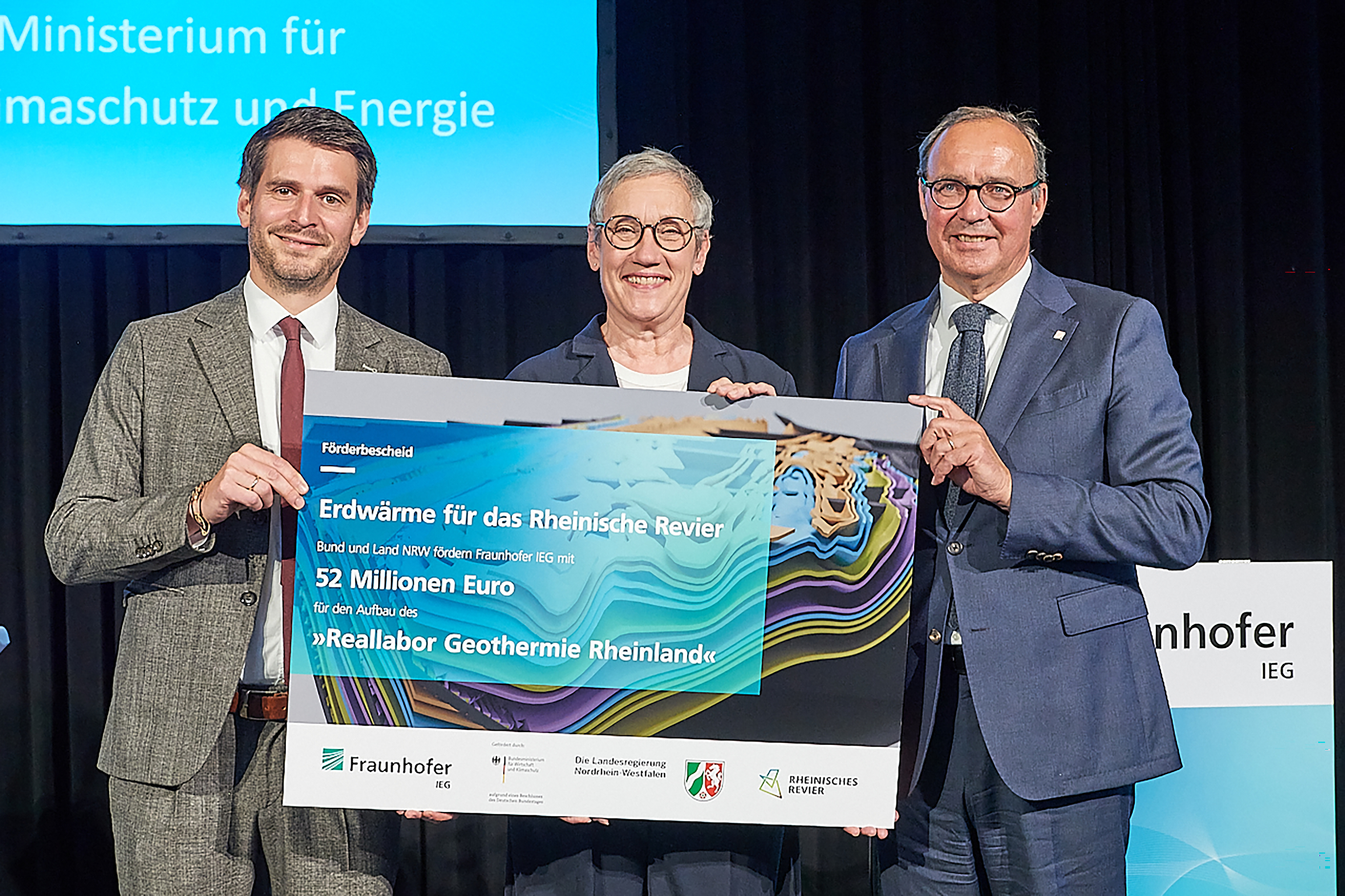 Symbolischbe Übergabe des Förderbescheids mit Paul Höller, Sibylle Keupen und Prof. Rolf Bracke (v. l. n. r.)