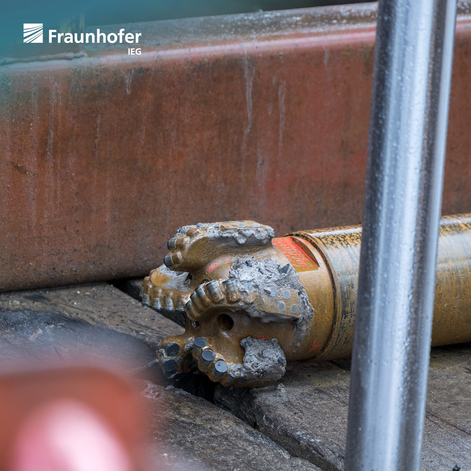 Bohrmeißel nutzt das Reallabor Geothermie Rheinland für die wissenschaftliche Erkundung. Die gewonnenen Daten aus den Forschungsbohrungen helfen zu klären, ob geothermische Energie aus dem Untergrund nutzbar ist.