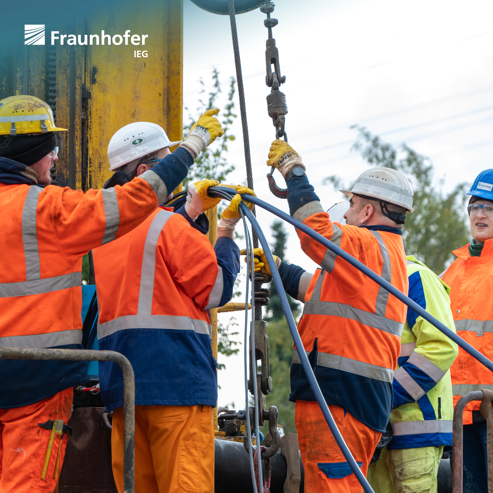 Fachleute sind mit der Verlegung von Sensorik beschäftigt, um wissenschaftliche Daten zu sammeln.