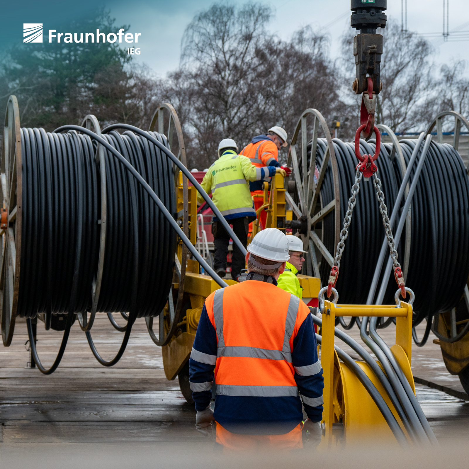 Fachleute bereiten sich auf das Verlegen von Inventar für das Bohrloch vor.