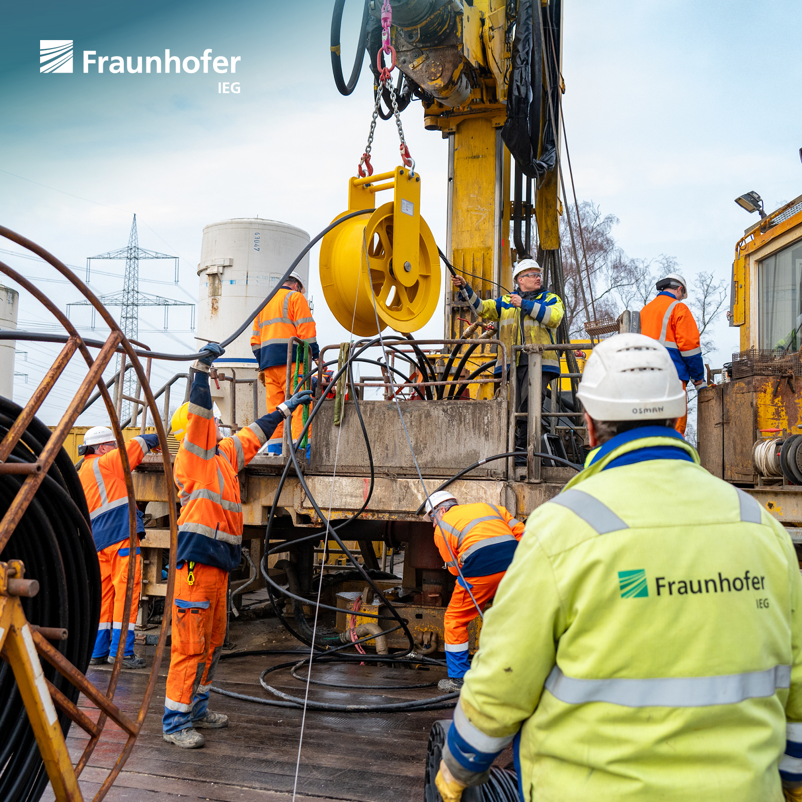 Experten verlegen Inventar im Bohrloch. Die verwendeten Geräte und Werkzeuge sind darauf ausgelegt, wissenschaftliche Daten zu sammeln, die Aussagen über die Nutzung geothermischer Energie ermöglichen.